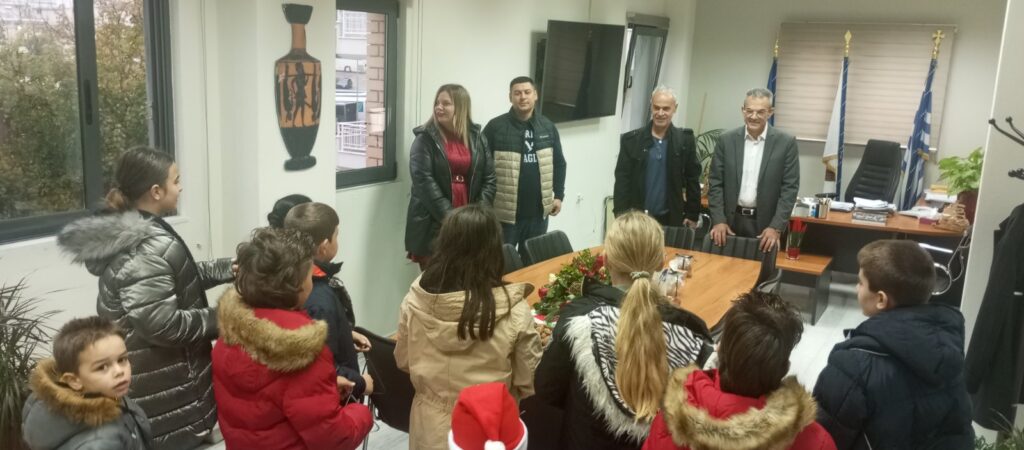 Με αίτημα να μην κλείσει το σχολείο τους τα κάλαντα στο δήμαρχο Θηβαίων