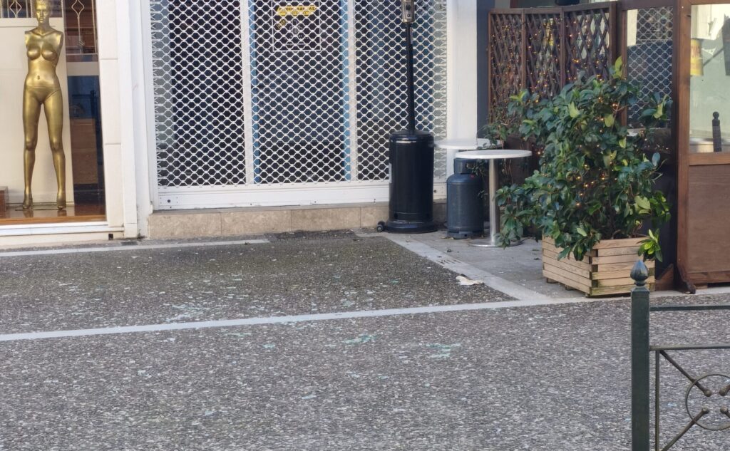 Στη δίνη των ισχυρών ανέμων η Λιβαδειά-έσπασε τζαμαρία στο κέντρο της πόλης