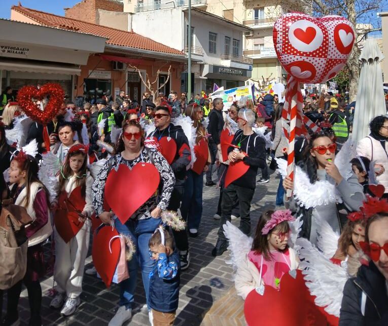 Η 3η μαθητική αποκριάτικη παρέλαση “ξεσήκωσε” τη Θήβα
